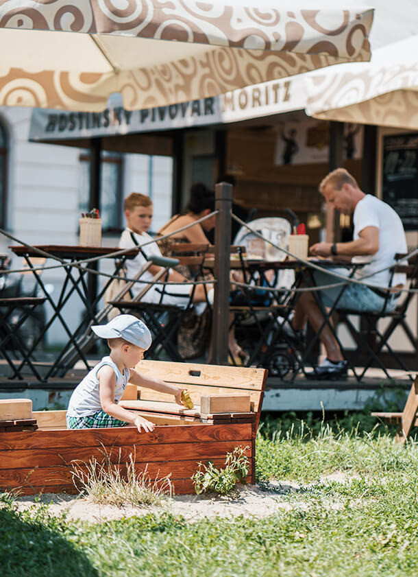 Letní zahrádka pivovaru Moritz s dětským pískovištěm